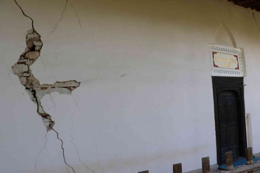 Tarihi Camii Restorasyon Bekliyor.