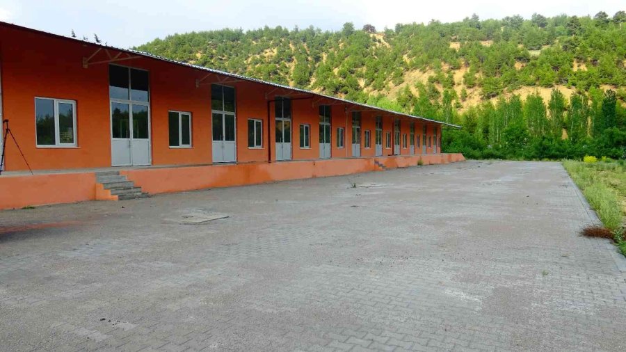 Meyve Üreticileri Hal Binasının Açılmasını Bekliyor