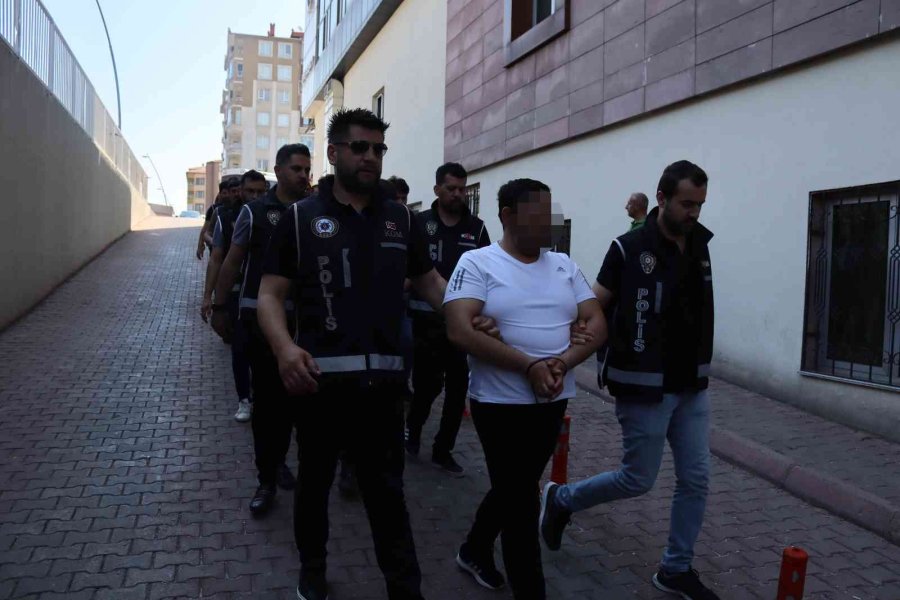 Mali Polisler 8 Ay Takip Etti, Vatandaşları 100 Milyon Tl Dolandıran 9 Kişi Yakalandı