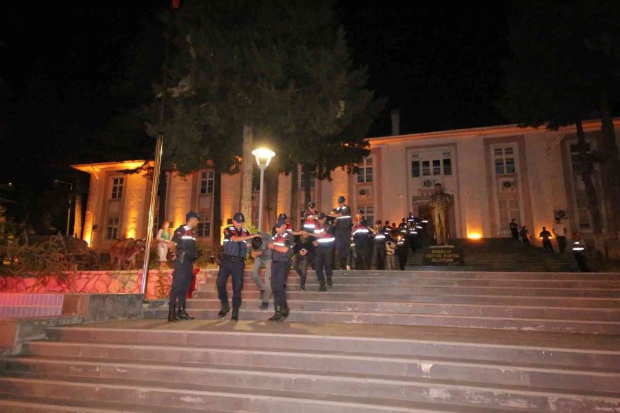 Çelik Gergi Kayışı Hırsızlarına Jandarmadan Suçüstü