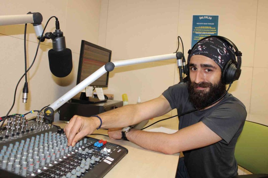 Blues Hikayeleri Müzikseverleri Radyo A Başına Topluyor