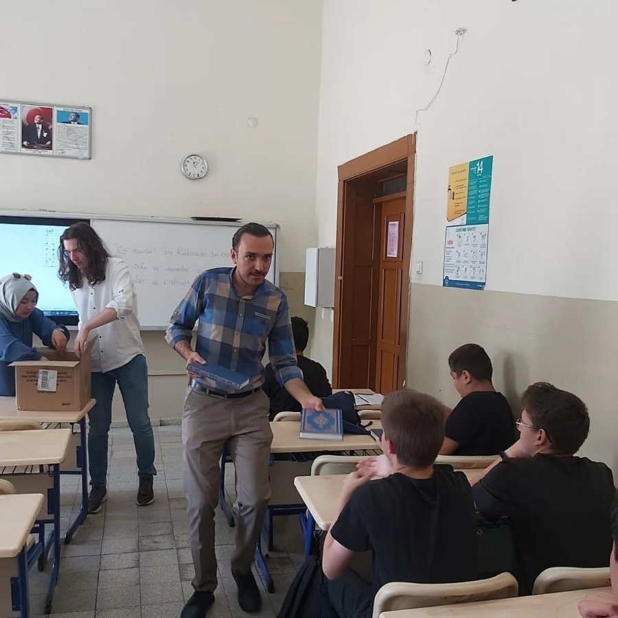 Tügva’dan Lise Öğrencilerine Kur’an-ı Kerim Dağıtımı