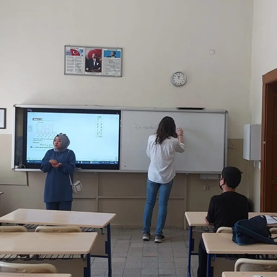 Tügva’dan Lise Öğrencilerine Kur’an-ı Kerim Dağıtımı