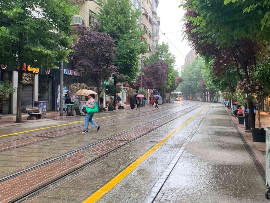 Eskişehir Güne Yağmurla Başladı