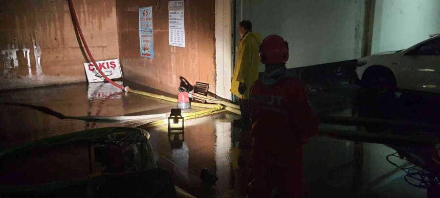 Akut Eskişehir Ekibi Su Basan Otoparkta Gece Boyu Çalıştı