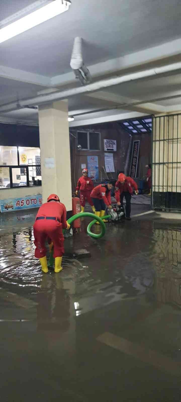 Akut Eskişehir Ekibi Su Basan Otoparkta Gece Boyu Çalıştı