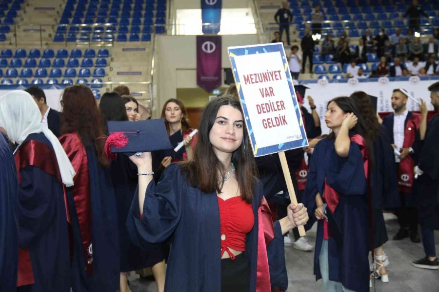 Anadolu Üniversitesi’nde Mezuniyet Sevinci