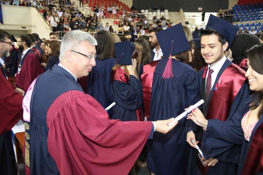 Anadolu Üniversitesi’nde Mezuniyet Sevinci