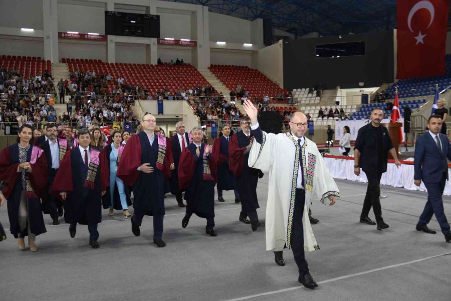 Anadolu Üniversitesi’nde Mezuniyet Sevinci