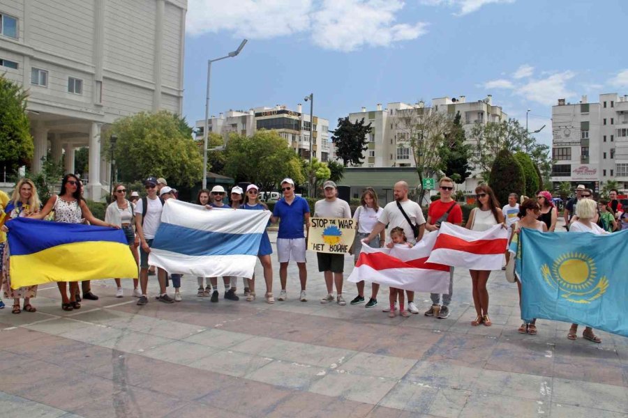 Antalya’daki Yerleşik Rus Ve Ukraynalılardan, ’savaşa Son Verin’ Çağrısı
