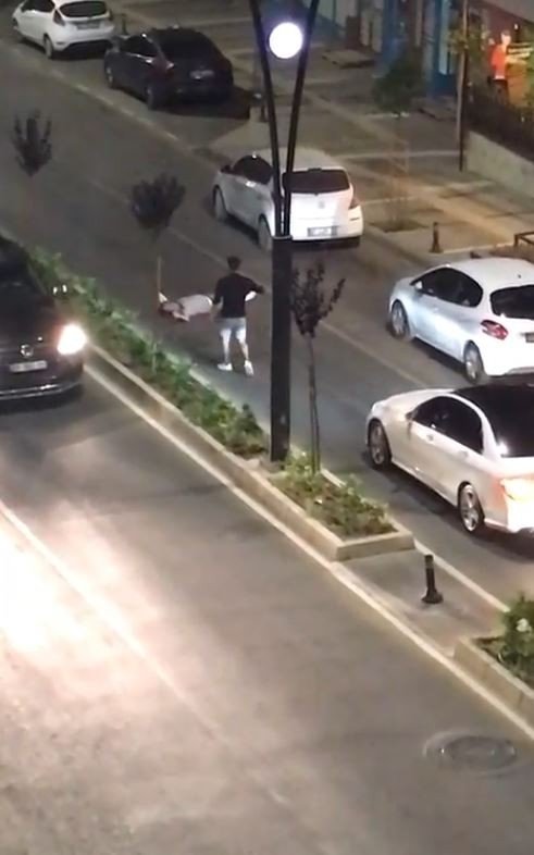 Cadde Ortasına Yatarak Araçların Geçişine İzin Vermeyen Alkollü Şahsın Rahat Tavırları Pes Dedirtti