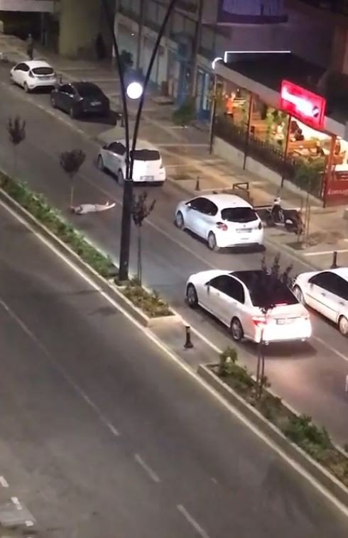 Cadde Ortasına Yatarak Araçların Geçişine İzin Vermeyen Alkollü Şahsın Rahat Tavırları Pes Dedirtti