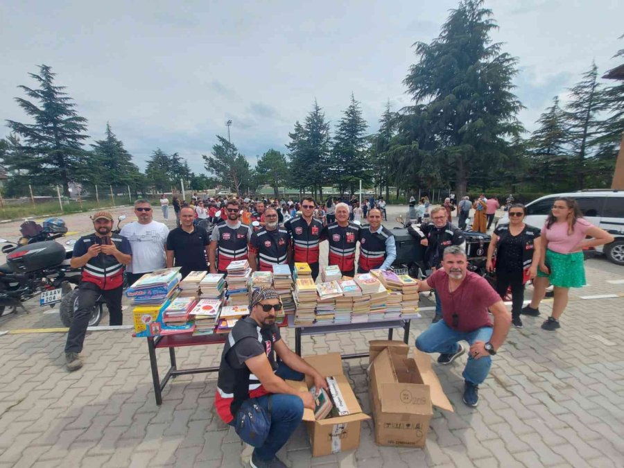 İlkokul Öğrencilerine Bin 222 Adet Kitap Ve Kırtasiye Malzemesi Dağıtıldı