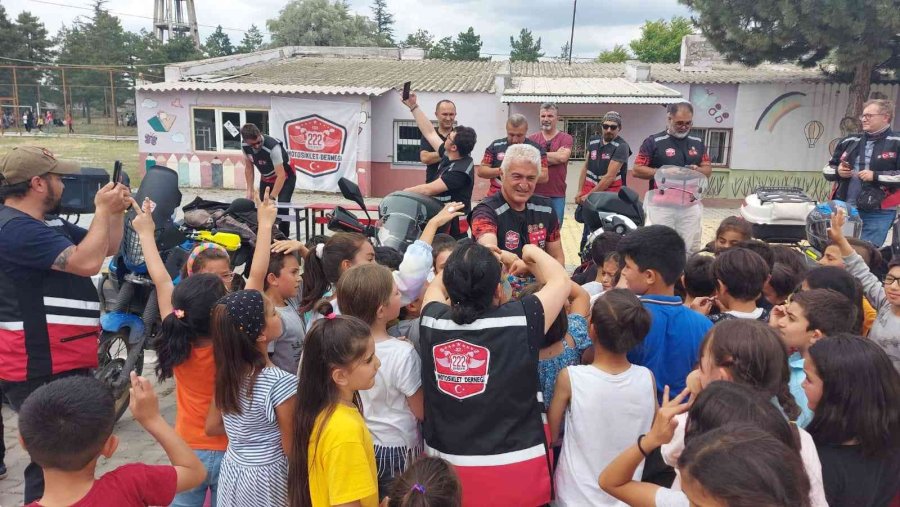 İlkokul Öğrencilerine Bin 222 Adet Kitap Ve Kırtasiye Malzemesi Dağıtıldı