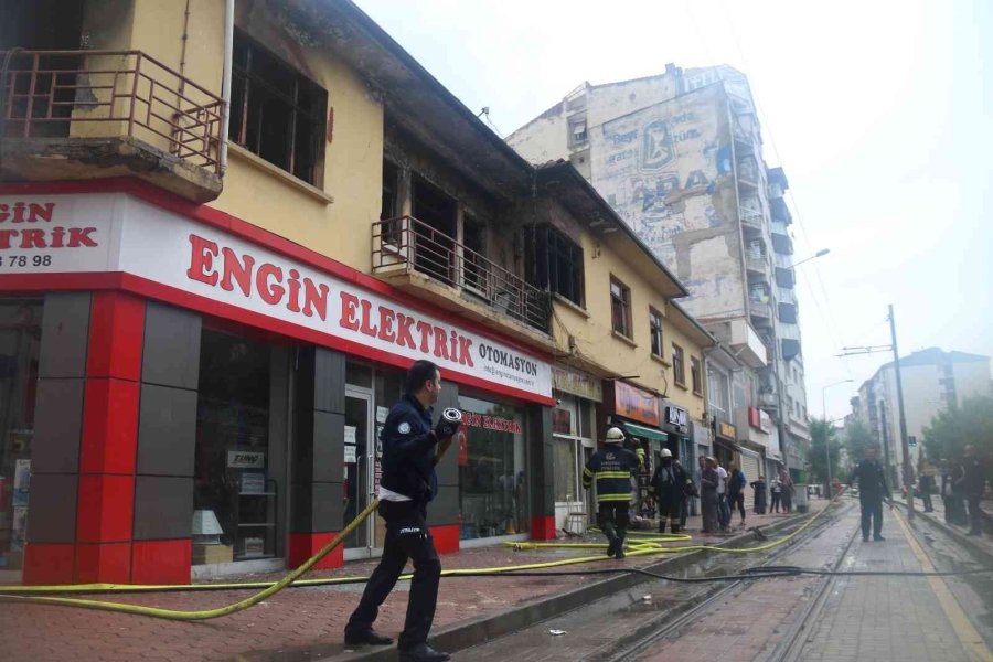 Alevlere Teslim Olan Otel Kullanılamaz Hale Geldi