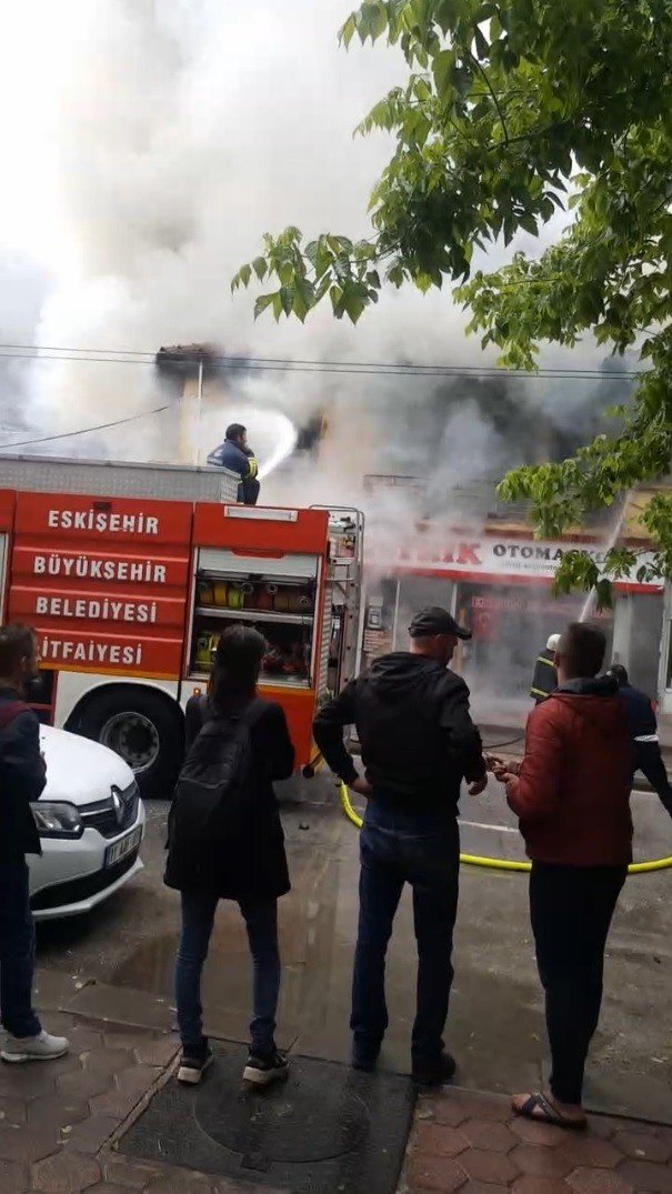 Alevlere Teslim Olan Otel Kullanılamaz Hale Geldi