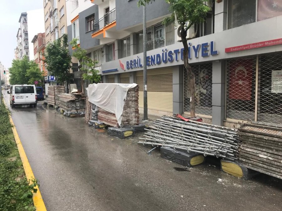 İskele Demirleri Hem Sürücüleri Hem Vatandaşları Tehdit Ediyor