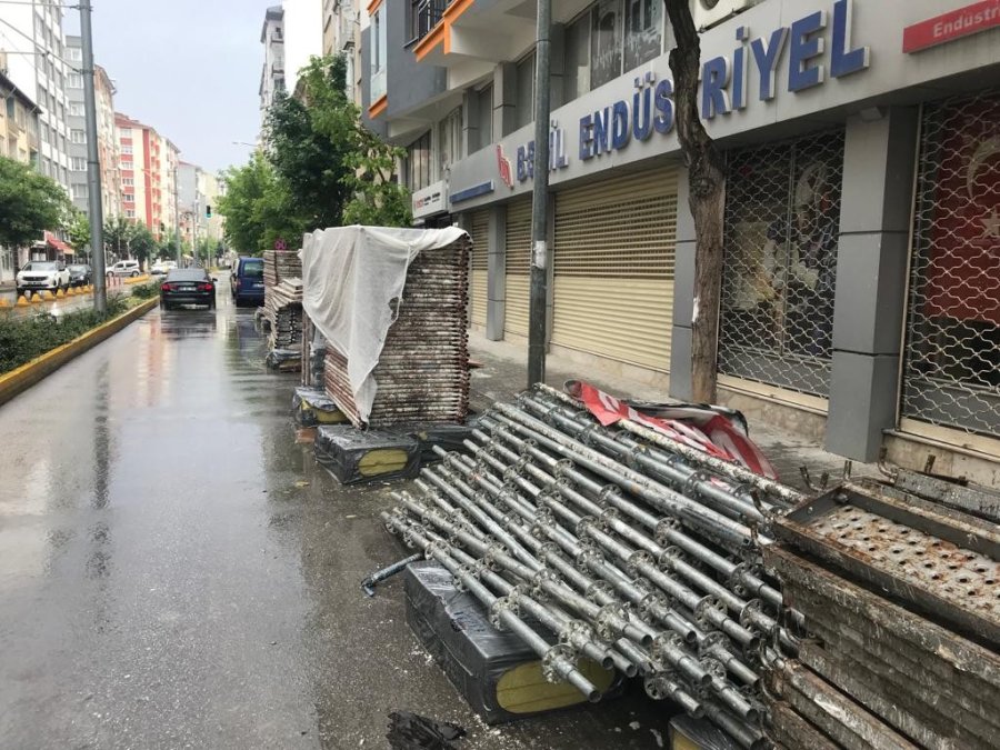 İskele Demirleri Hem Sürücüleri Hem Vatandaşları Tehdit Ediyor