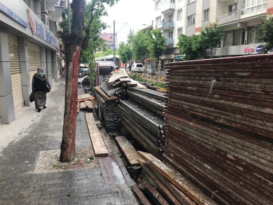 İskele Demirleri Hem Sürücüleri Hem Vatandaşları Tehdit Ediyor