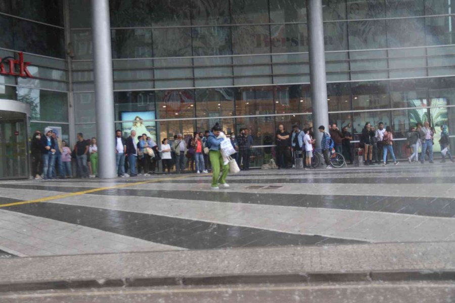 Sağanak Yağış Günlük Hayatı Olumsuz Etkiledi