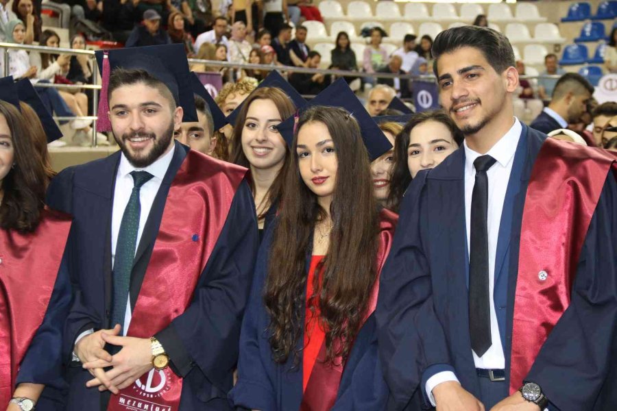 Anadolu Üniversitesi’nde Mezuniyet Sevinci