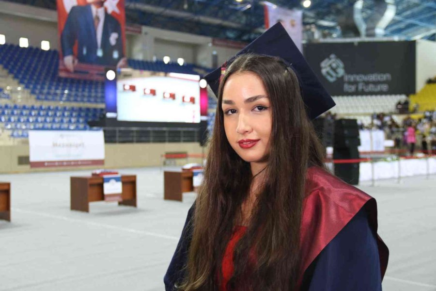 Anadolu Üniversitesi’nde Mezuniyet Sevinci