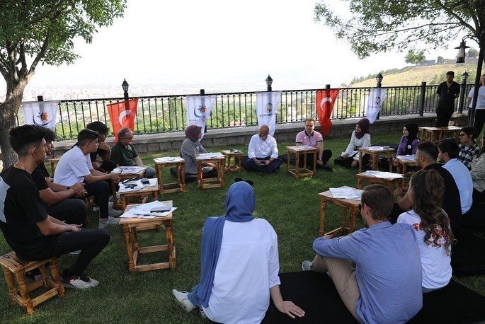 Başkan Çolakbayrakdar Gençlerle Bir Araya Geldi