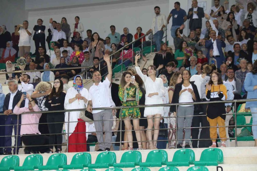 Anadolu Üniversitesi’nde Mezuniyet Sevinci