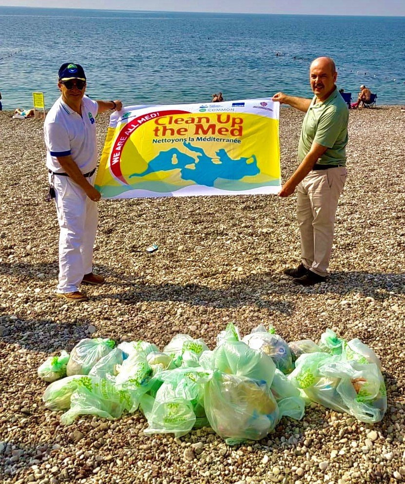 Konyaaltı Sahiline Öğrenci Eli Değdi
