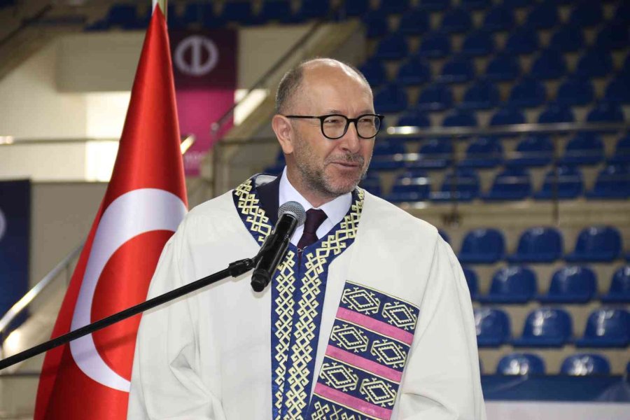 Anadolu Üniversitesi’nde Mezuniyet Sevinci