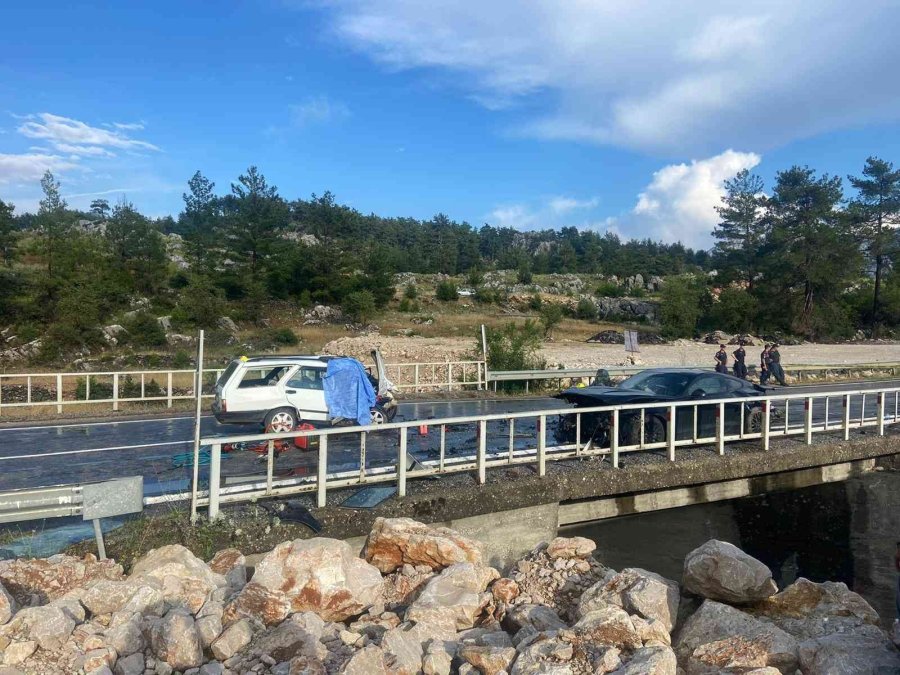Antalya’da Otomobiller Kafa Kafaya Çarpıştı: 1 Ölü, 3 Yaralı