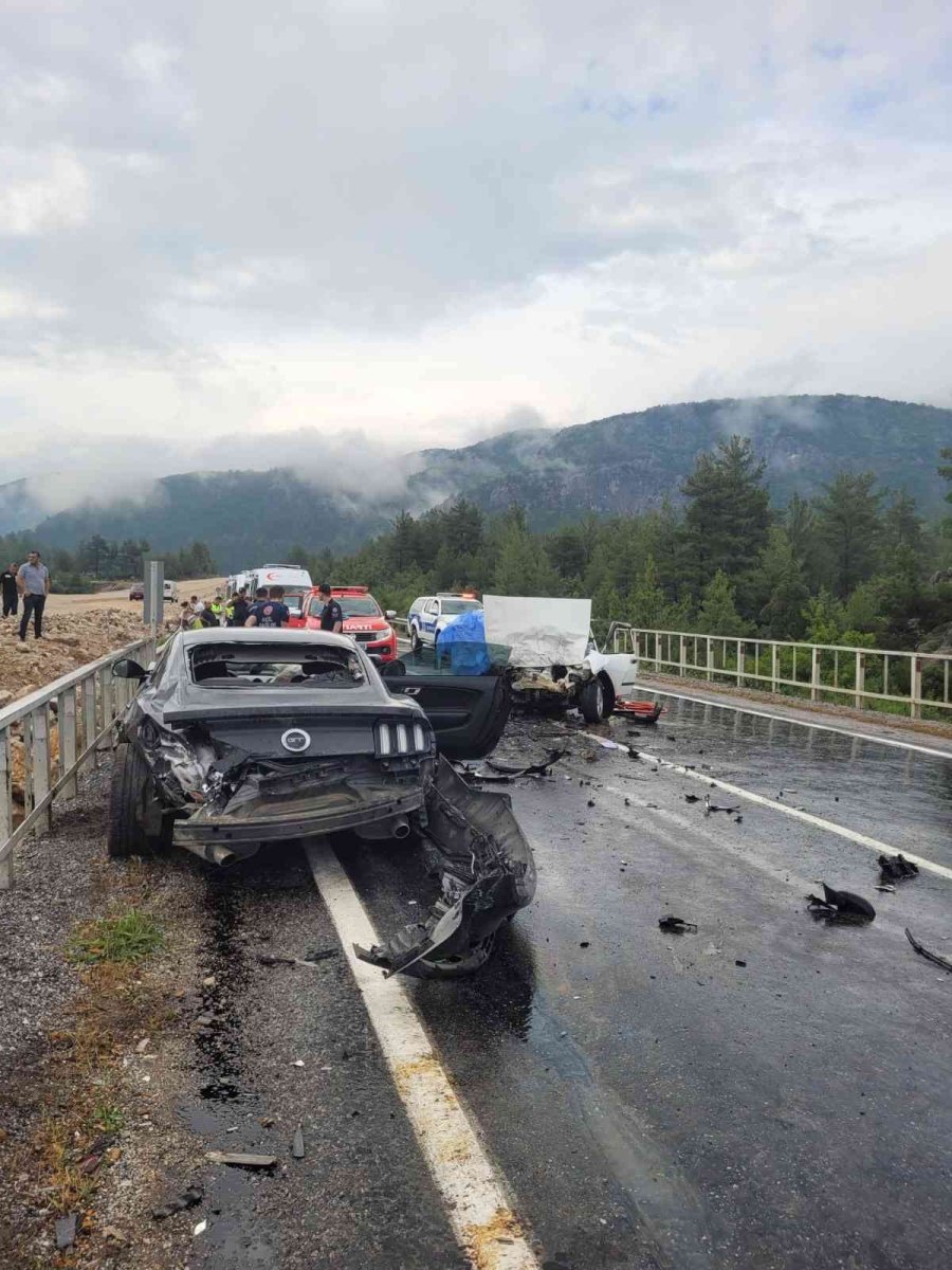 Antalya’da Otomobiller Kafa Kafaya Çarpıştı: 1 Ölü, 3 Yaralı