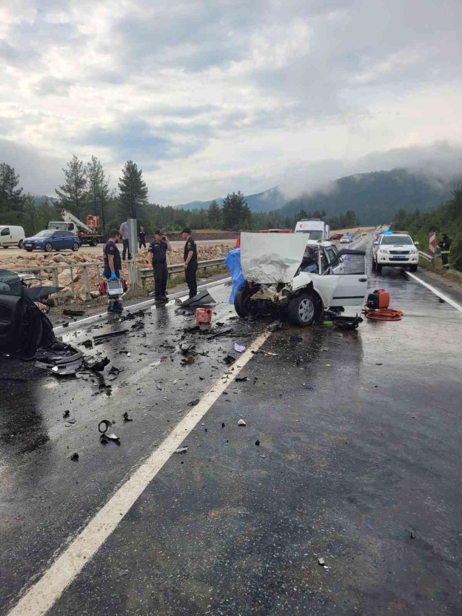 Antalya’da Otomobiller Kafa Kafaya Çarpıştı: 1 Ölü, 3 Yaralı