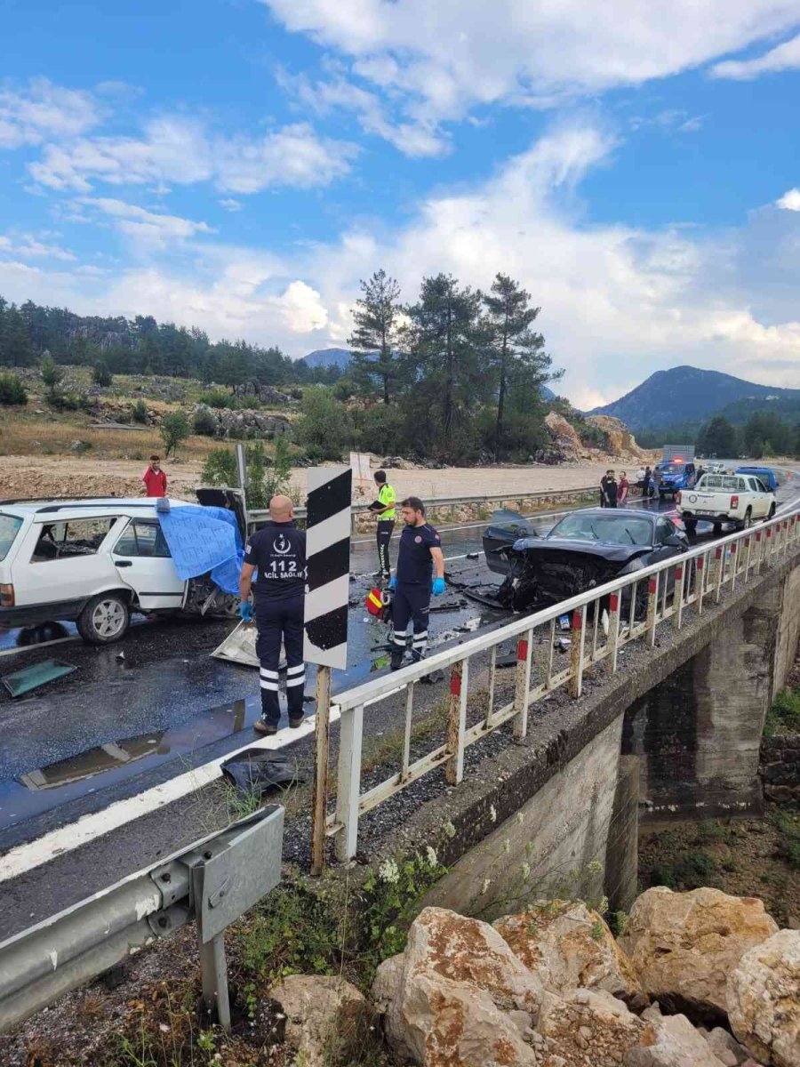 Antalya’da Otomobiller Kafa Kafaya Çarpıştı: 1 Ölü, 3 Yaralı