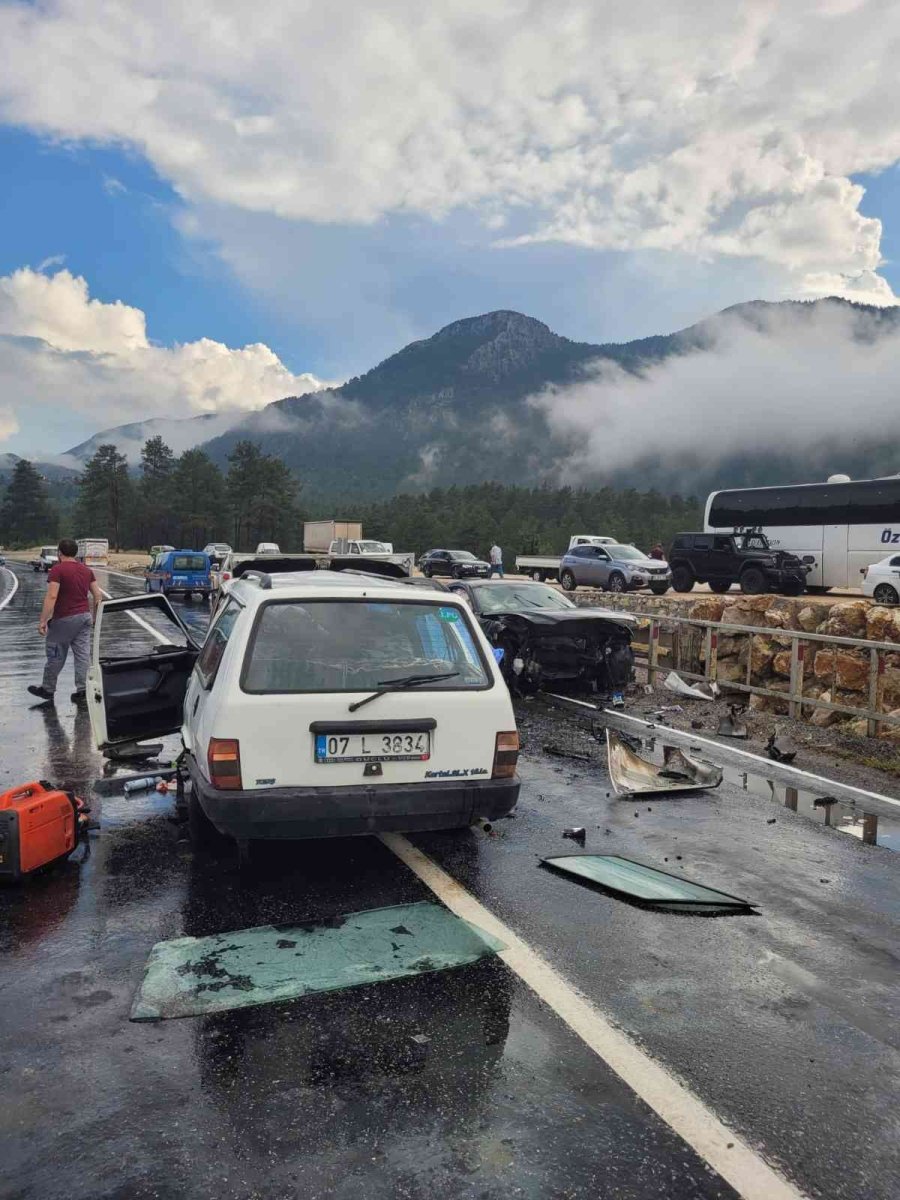 Antalya’da Otomobiller Kafa Kafaya Çarpıştı: 1 Ölü, 3 Yaralı