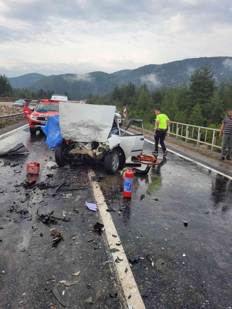 Antalya’da Otomobiller Kafa Kafaya Çarpıştı: 1 Ölü, 3 Yaralı