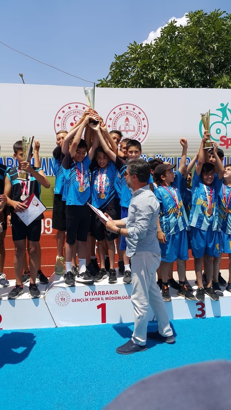 Eskişehirli Öğrencilerden Ortaokullar Arası Atletizm Türkiye Şampiyonası’nda Derece