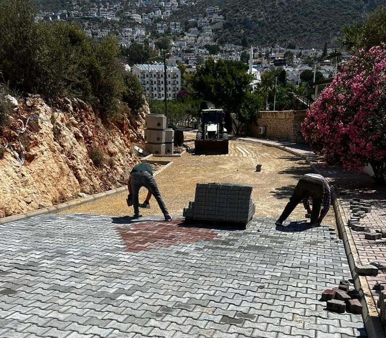 Kaş’ta 50 Metrekarelik Yol Ve Sokağa Kilitli Parke Taşı Döşeniyor