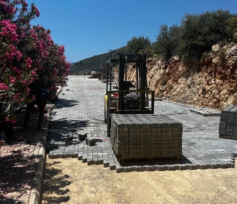 Kaş’ta 50 Metrekarelik Yol Ve Sokağa Kilitli Parke Taşı Döşeniyor