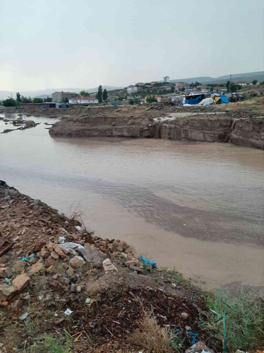 Çadır Alanını Sel Bastı, 30 Kişi Canını Zor Kurtardı