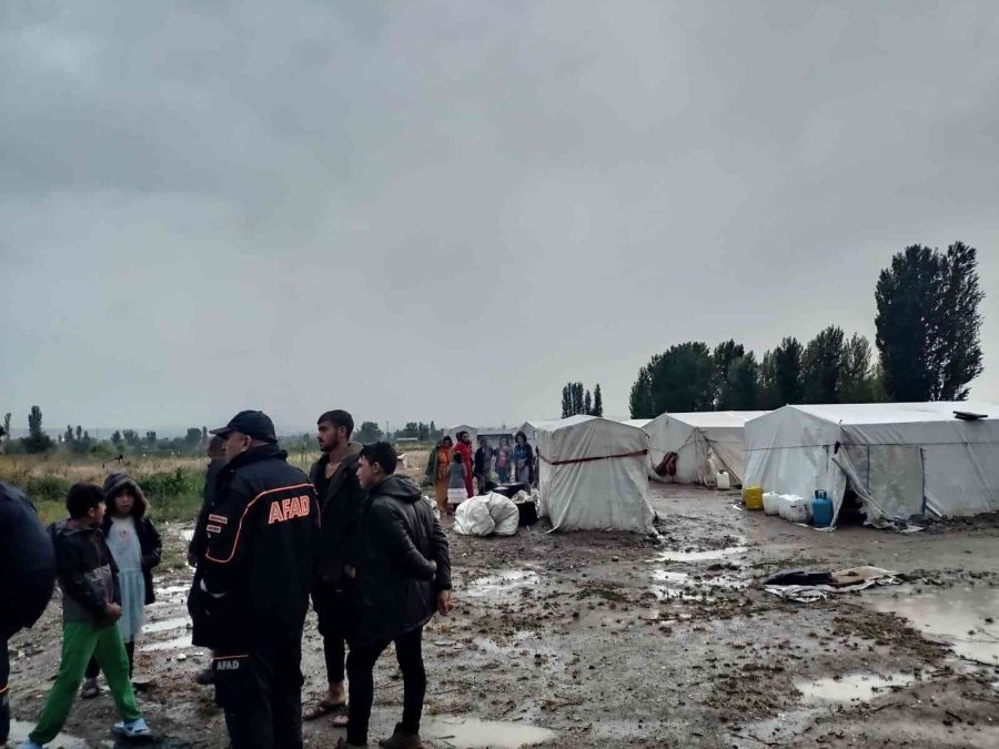 Çadır Alanını Sel Bastı, 30 Kişi Canını Zor Kurtardı