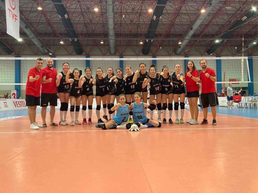 Döşemealtı’nın “nar Taneleri” Türkiye’nin En İyi 8 Takımı Arasında