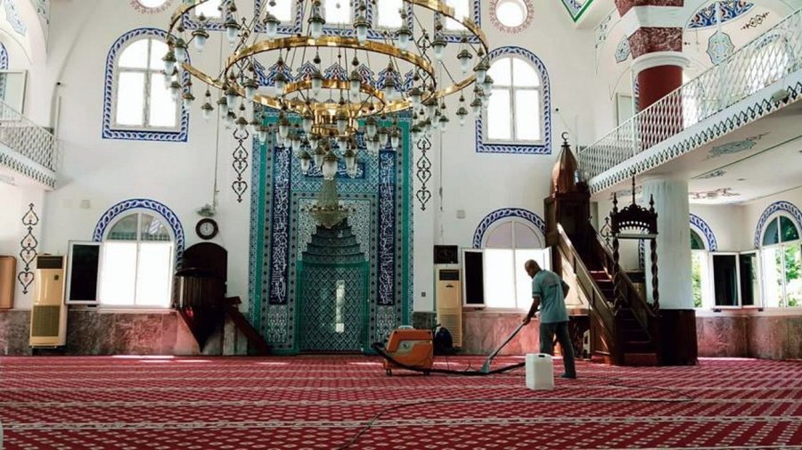 Akdeniz’de İbadethanelerde İlaçlama Ve Yıkama Çalışmaları Sürüyor