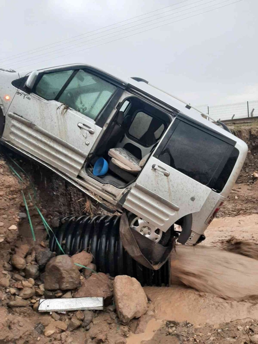 Çadır Alanını Sel Bastı, 30 Kişi Canını Zor Kurtardı