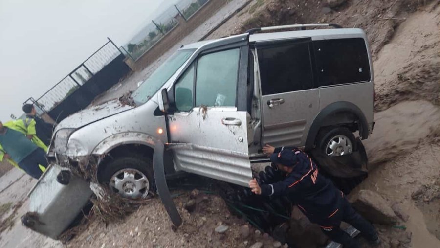 Çadır Alanını Sel Bastı, 30 Kişi Canını Zor Kurtardı