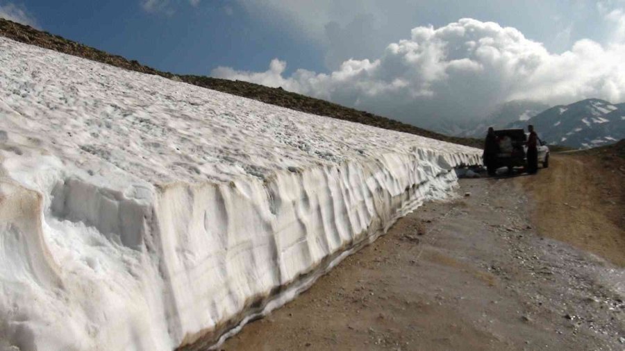 Toroslardan Çuval Çuval Taşınan Kar, Deniz Seviyesinde Karlama Şerbet Oluyor