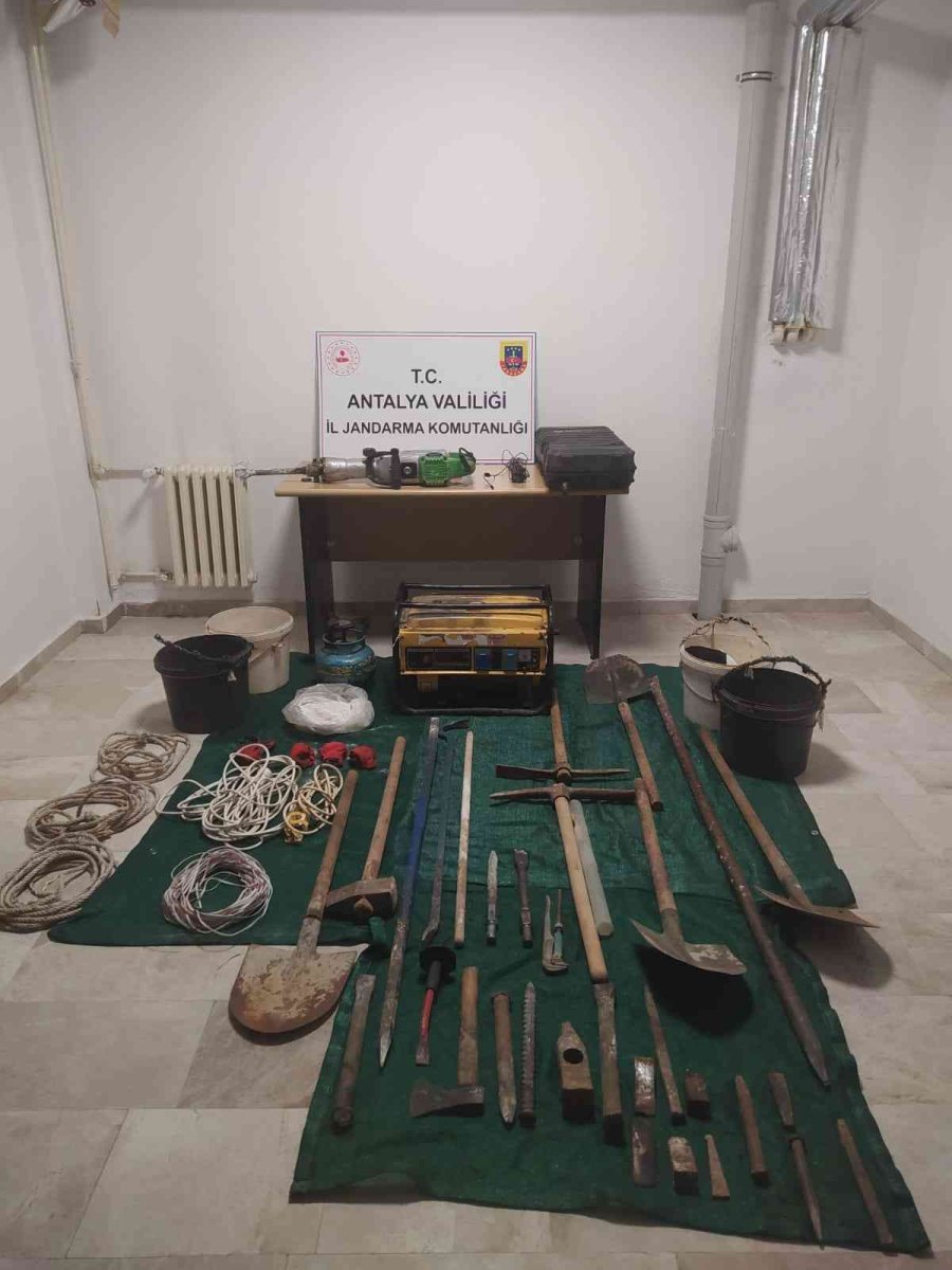 İzinsiz Kazı Yapan 3 Kişi Gözaltına Alındı