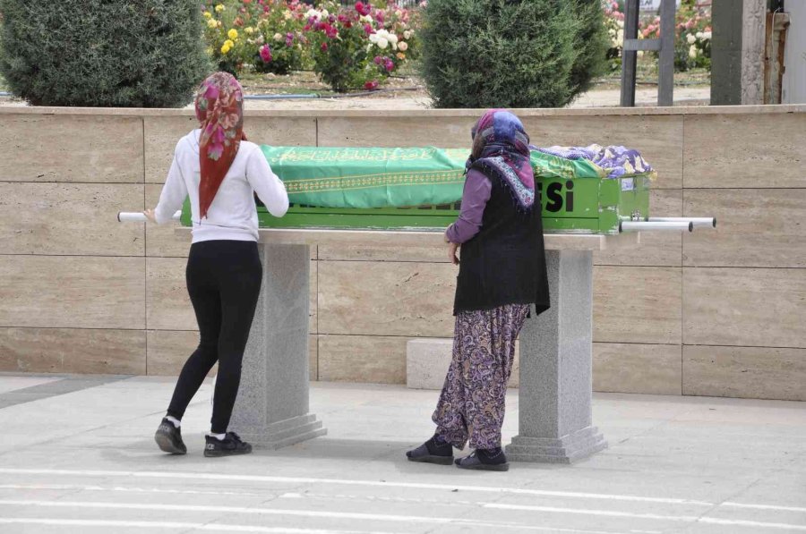 Selde Hayatını Kaybeden 5 Çocuk Annesi Toprağa Verildi