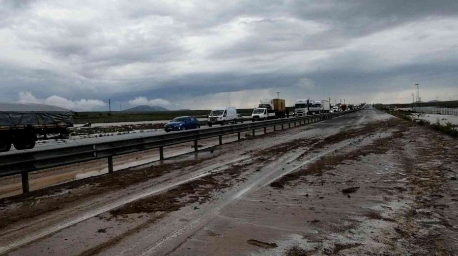 Aksaray’da Sel Nedeniyle Adana Yolu Trafiğe Kapatıldı