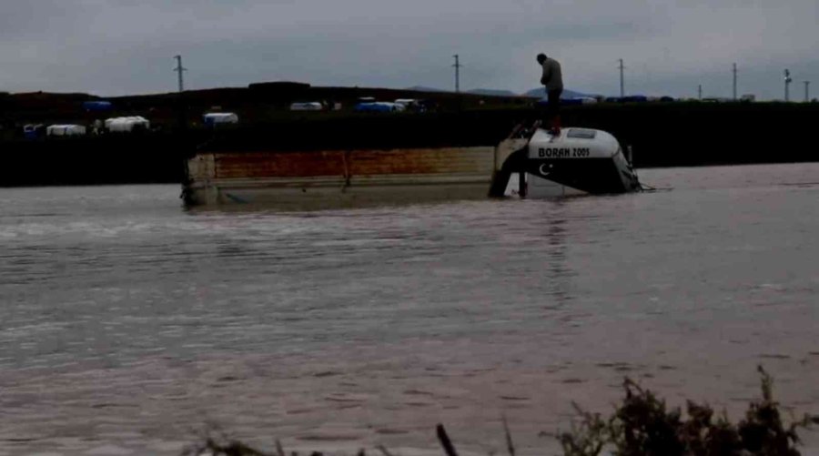 Sel Sularına Gömülen Kamyonun Üzerinde Mahsur Kaldılar